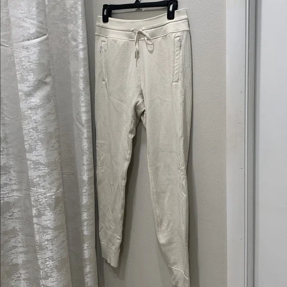 Lululemon Engineered Warmth Jogger. Size: 8 - Picture 7 of 17